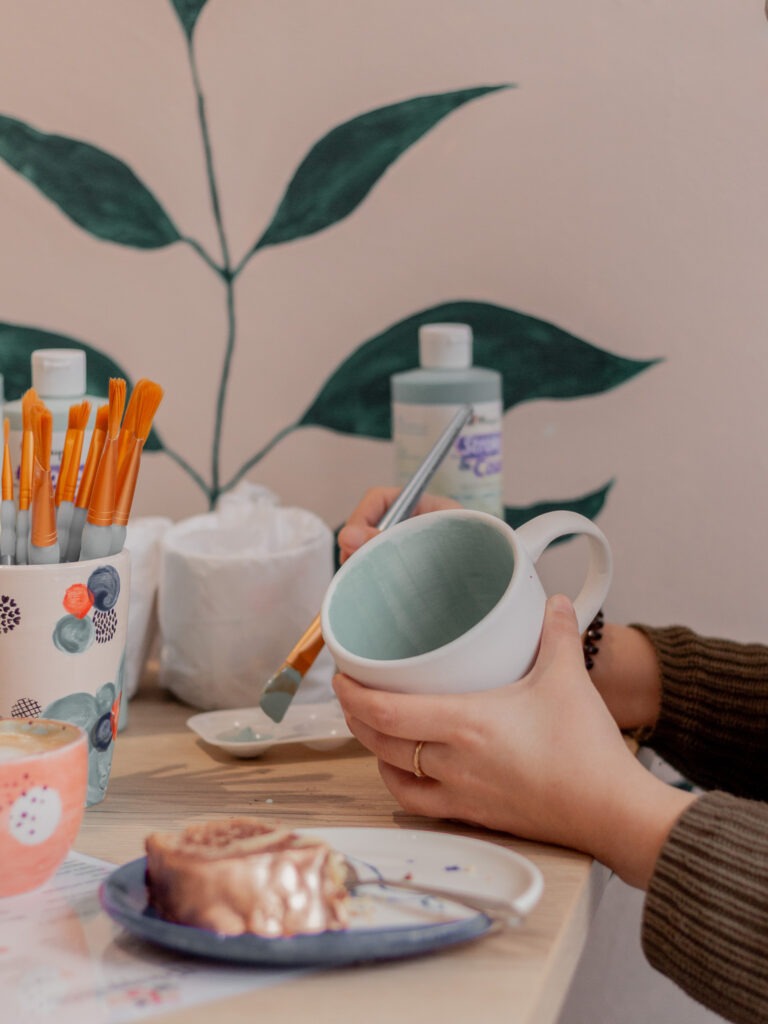Instant de détente : client se divertissant en peignant sur une tasse à Rouen
