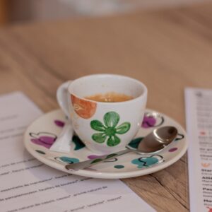 Tasse artistiquement décorée dans notre café céramique à Rouen