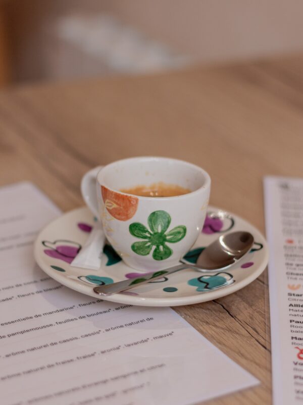 Tasse artistiquement décorée dans notre café céramique à Rouen